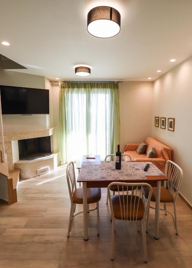 East & West Seaside Apartments Gialtra Dış mekan fotoğraf
